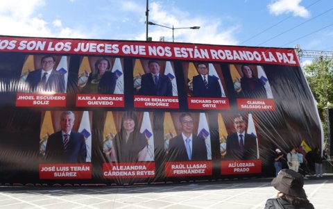 Los rostros y nombres de los siete jueces de la Corte Constitucional se colocaron en dos grandes pancartas en la av. Patria, antes de la marcha de Daniel Noboa.