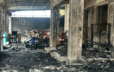 La mueblería quedó reducida a escombros.