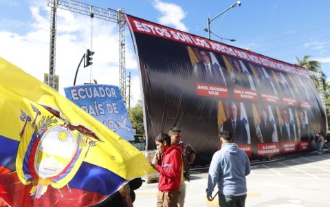 Los rostros de los jueces de la Corte Constitucional son expuestos en una valla durante la marcha convocada por el presidente Daniel Noboa.