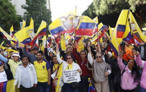 Manifestantes han salido a las calles de Quito para apoyar al presidente Daniel Noboa.