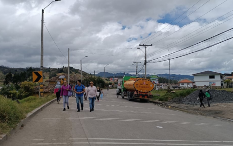 Ante las paralizaciones en la vía, varias personas decidieron caminar hacia sus destinos
