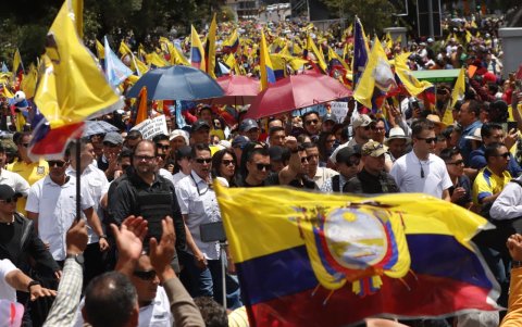Daniel Noboa marchó por unos minutos junto a sus simpatizantes hacia la Corte Constitucional.