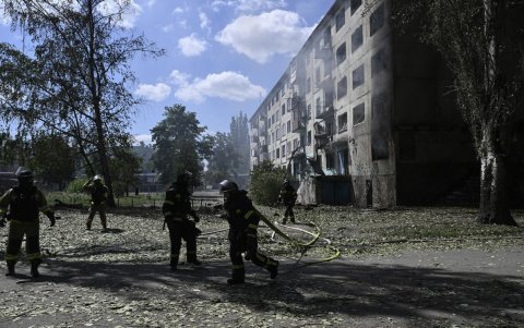 Los bomberos extinguen un incendio en un edificio residencial en el lugar de un ataque con aviones no tripulados rusos en la ciudad de Bilozerske, región de Donetsk, el 10 de agosto de 2025.