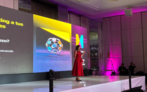 Sonia Boost, speaker del Social Media Day Ecuador 2025, compartió estrategias disruptivas desde una mirada cinematográfica.