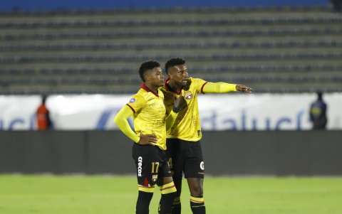 Montaño (i) es titular en el medio campo y Vallecilla se adaptó como lateral.