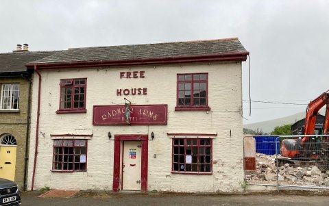 Este pub inaugurado en los años 1930 en New Radnor, un pintoresco pueblo del sur de Gales, cerró sus puertas en 2016 por problemas de rentabilidad.