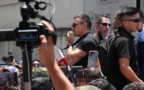 Fuera de la Corte Constitucional, el primer mandatario, Daniel Noboa, habló brevemente a la multitud. Él estuvo con chaleco antibala, al igual que sus secretarios de Estados.