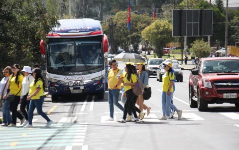 Organización. Cientos de bueses llegaron a Quito con simpatizantes de Noboa. Dijeron que no pagaron el pasaje y recibieron un sánduche con sandía.