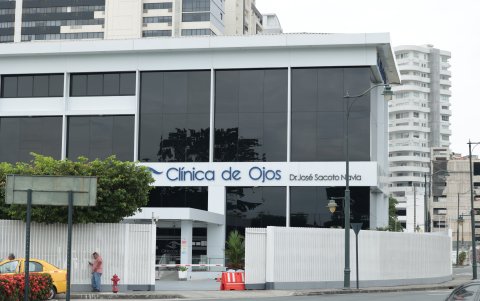 Edificio del oftalmólogo José Sacoto, en el Puerto Santa Ana, Guayaquil.