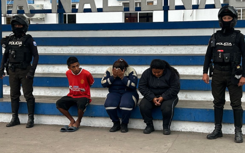 Dos mujeres que trabajaban como guardias en el hospital Teófilo Dávila de Machala, fueron detenidas