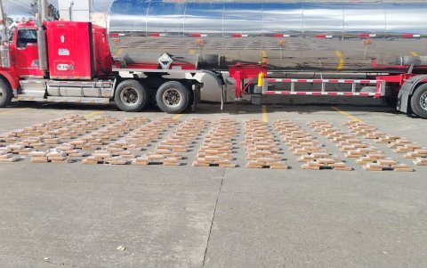Policía Nacional decomisó 550 kilogramos de cocaína que estaban ocultos en un compartimento doble de un vehículo pesado.