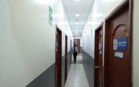Un pasillo de consultorios de una de las sedes de Servident, en la Kennedy Vieja, Guayaquil.