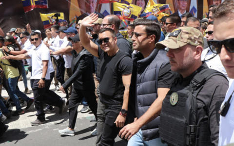 El presidente Daniel Noboa participa en la marcha contra la Corte Constitucional en Quito.