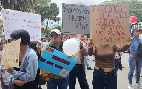Personas con insuficiencia renal reclaman atención médica en el sur de Ecuador.
