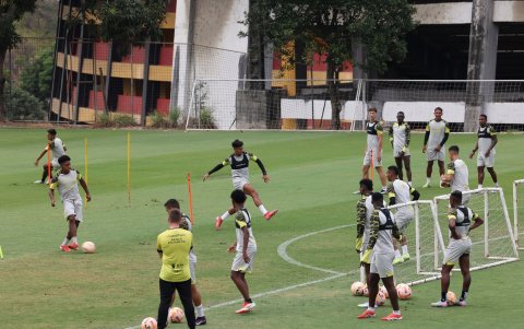 Barcelona SC trabajando con los mini arcos.