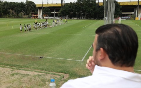 Antonio Álvarez presidente del Barcelona presente en el entrenamiento.