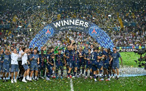 Jugadores de PSG celebraron y levantaron el trofeo de la Supercopa de Europa, el quinto título ganado en 2025.
