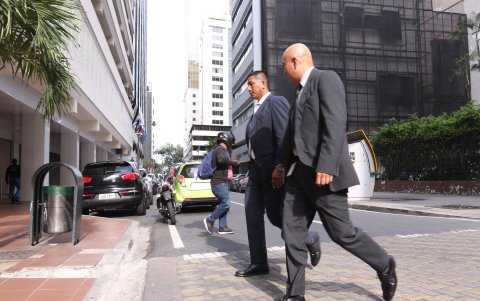 El tramo de la calle Francisco de Paula Icaza, que será intervenido, es transitado por miles de personas debido a la actividad comercial y financiera de la zona.