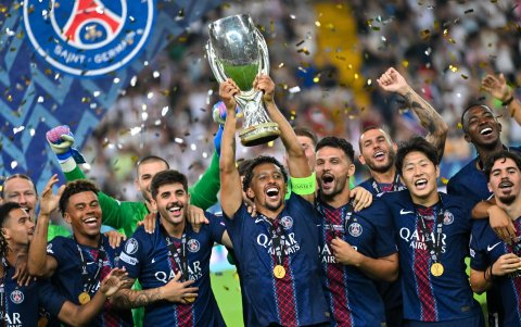 Marquinos (c), capitán de PSG, levantó el trofeo de la Supercopa de Europa 2025.