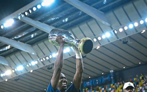 Willian Pacho levantó la Supercopa.