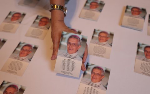 Larrea Holguín dedicó su vida a caminar con el pueblo y a explicar la palabra de Dios con claridad. En la misa se entregaron estampas con su imagen.