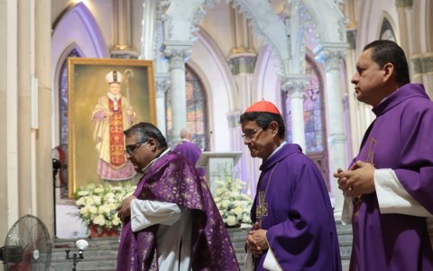 El padre Francisco Sojos, a la izquierda, recalcó que el proceso de canonización de monseñor Larrea depende de la devoción del pueblo cristiano.