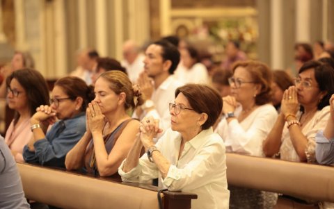 Fieles de distintas partes de la ciudad participaron de la misa en la Catedral de Guayaquil para honrar el legado del monseñor Larrea.