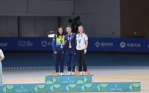 Vargas (i) con la colombiana Rueda, también oro y la alemana Larissa Gaiser que fue tercera.