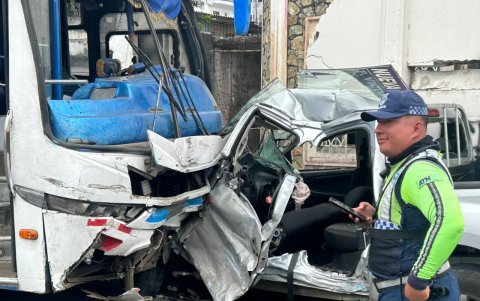 Según informó la ciudadanía, el semáforo de la calle Tulcán no activa la luz roja, lo que podría haber influido en el choque.