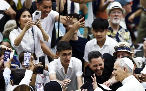 El Papa León XIV saluda a los fieles durante la Audiencia General semanal en la Sala Pablo VI, Ciudad del Vaticano, 13 de agosto de 2025.