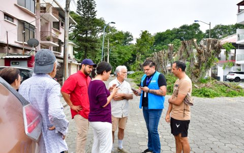 Moradores expresan sus quejas a personal municipal.