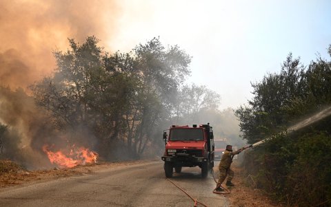 Los bomberos intentan extinguir un incendio forestal en la aldea de Vounteni, Peloponeso, Grecia, 13 de agosto de 2025.