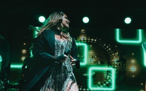 Luces, coristas, visuales y cientos de asistentes cantando al unísono: Fiesta Pop se vive como una celebración colectiva donde la nostalgia se convierte en energía pura.