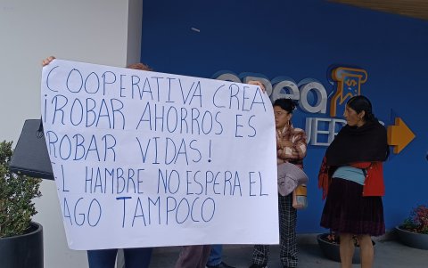 Afectados por el cierre de la Cooperativa CREA mantendrán plantones a diario hasta recibir respuestas sobre la devolución de sus dineros.
