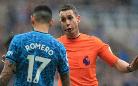 Los réferis de la Premier League llevarán cámaras en el pinganillo.