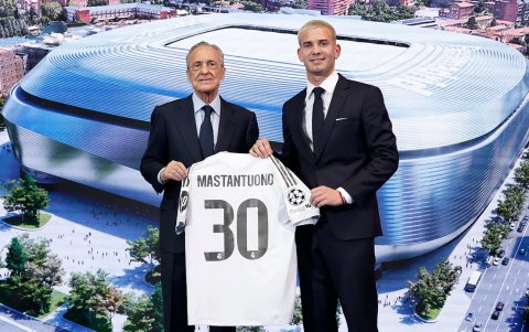 Franco Mastantuono junto al presidente de Real Madrid, Florentino Pérez (i).