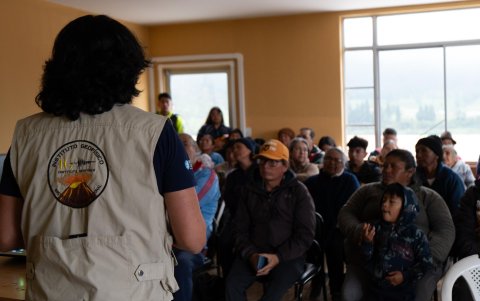 Geólogos del Instituto Geofísico hablaron con los moradores de la parroquia sobre la situación actual del Guagua Pichincha.