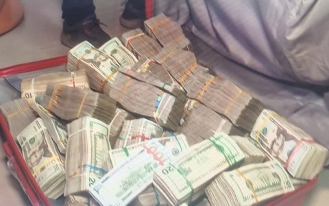 El dinero decomisado estaba dentro de una maleta en una vivienda en La Aurora.