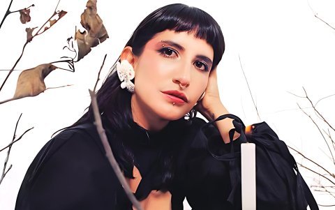 Lumazul es el proyecto solista de la artista ecuatoriana Carla Darquea. Se presentará el domingo 17 de agosto en Plaza Belmonte.