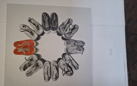 Cada sala está dedicada a un fragmento de la. Boulevard reúne hidrantes históricos y zapatos como símbolos de tránsito y memoria.