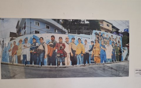 Una de las salas rinde homenaje a los trabajadores de primera línea que salieron a las calles durante el confinamiento de 2020.