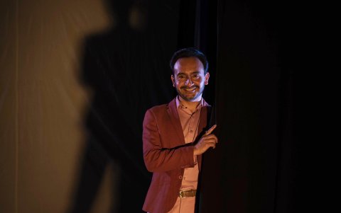 Delgado es licenciado en Artes Escénicas por la Universidad de Cuenca y Master en Gestión Cultural por la Universidad Politécnica Salesiana