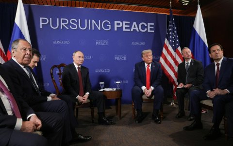 El presidente Donald Trump y el presidente ruso Vladimir Putin asisten a una reunión en la Base Conjunta Elmendorf-Richardson en Anchorage, Alaska, EE. UU., el 15 de agosto de 2025.