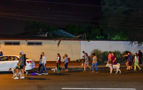 Los moradores caminan por varias cuadras, juntos, venciendo el miedo