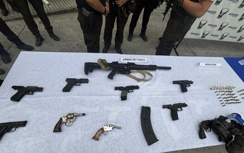 El operativo también permitió la incautación de sustancias sujetas a fiscalización, municiones y equipos tecnológicos utilizados para vigilancia.