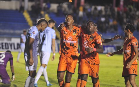 Libertad venció a Universidad Católica en el primer duelo de LigaPro 2025.