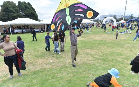 Familias quiteñas disfrutaron de la séptima edición del Cometazo 2025 en el Parque Itchimbía.