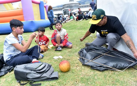 Juan Carlos Quinsintuña y sus tres hijos mantienen la tradición de elaborar las cometas con carrizo y plástico.