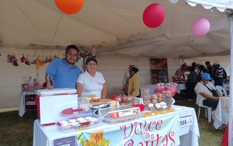 Emprendedores participaron del cometazo 2025 con una variedad de postres y variedad gastronómica.