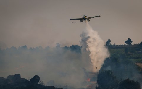 Las autoridades buscan formas de acabar con el fuego.